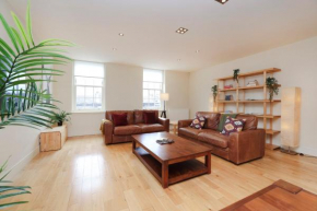 JOIVY Spacious 2 bed,2 bath flat, free parking and rooftop terrace